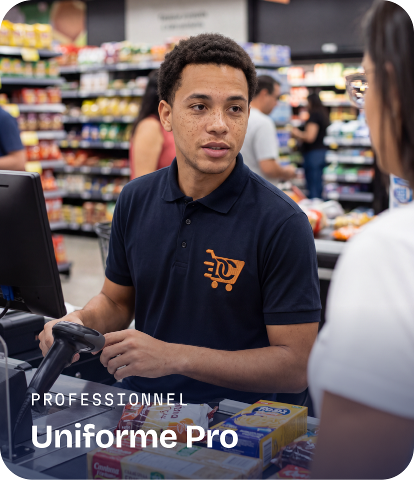Uniforme professionnel : polo noir brodé SC Sport porté en magasin